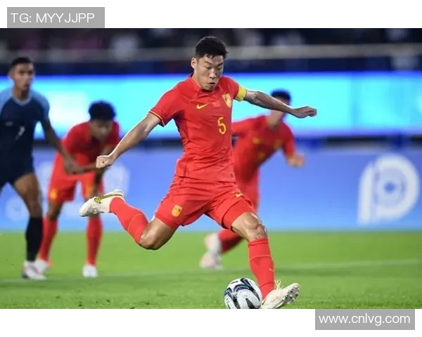 中国队与卡塔尔激战12强赛全力争胜展现足球激情与实力对决